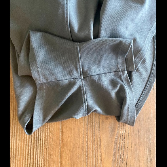 EUC women’s dk grey UA shorts - Picture 6 of 7